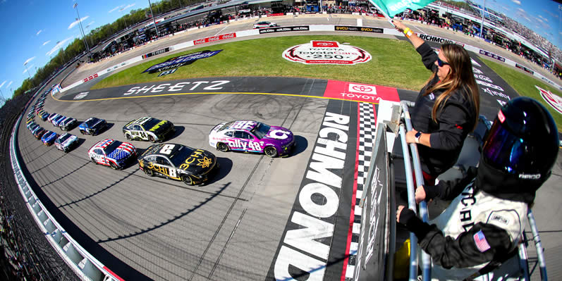 Alex Bowman and Kyle Busch lead the field for the green flag