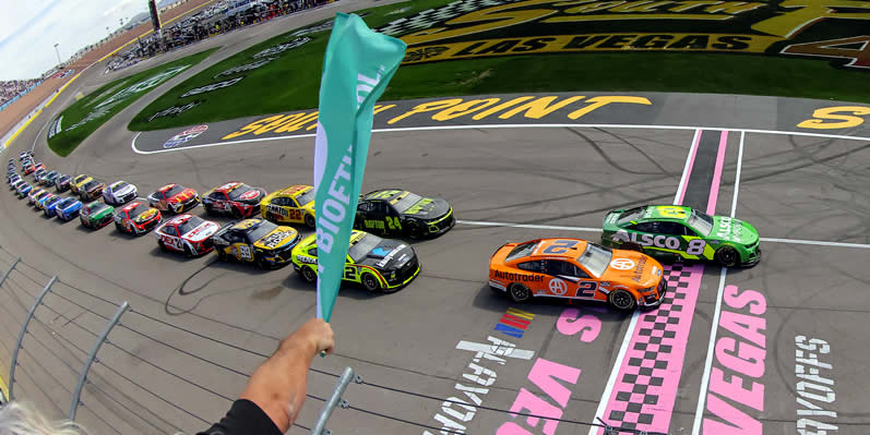 Tyler Reddick leads the field to the green flag
