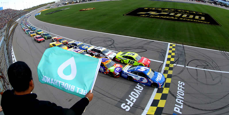 Kyle Larson leads Ryan Blaney and Kyle Busch to the green flag