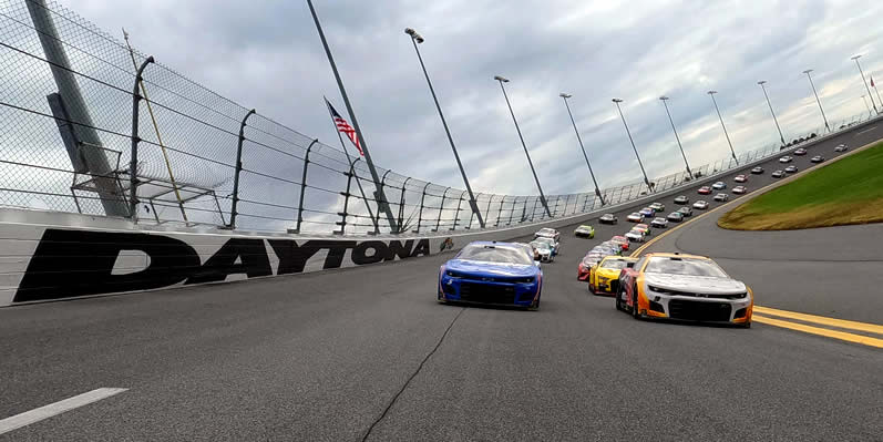 Chase Elliott and Kyle Larson lead the field