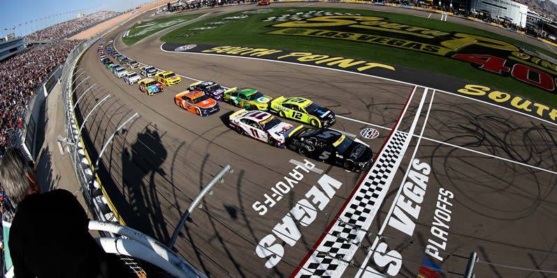 Kyle Larson leads the field to the green flag at Las Vegas Motor Speedway