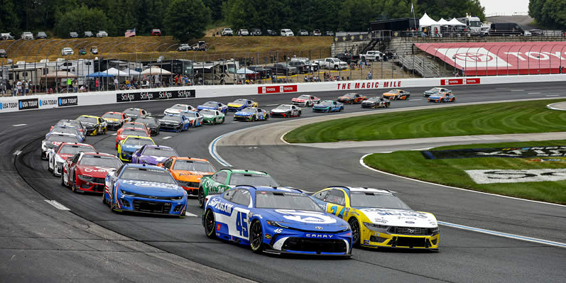 Tyler Reddick, Michael McDowell, and Kyle Larson race