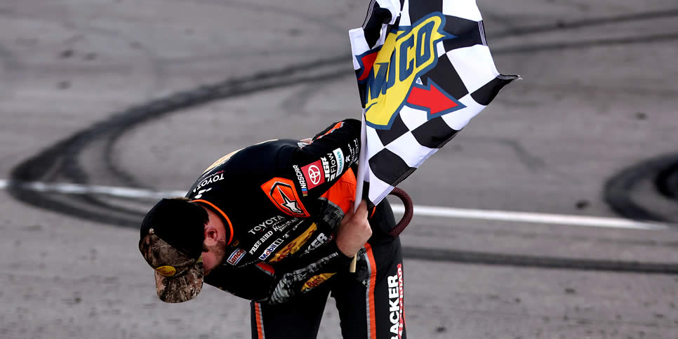 Chase Briscoe takes a bow in tribute to the late Kyle Busch