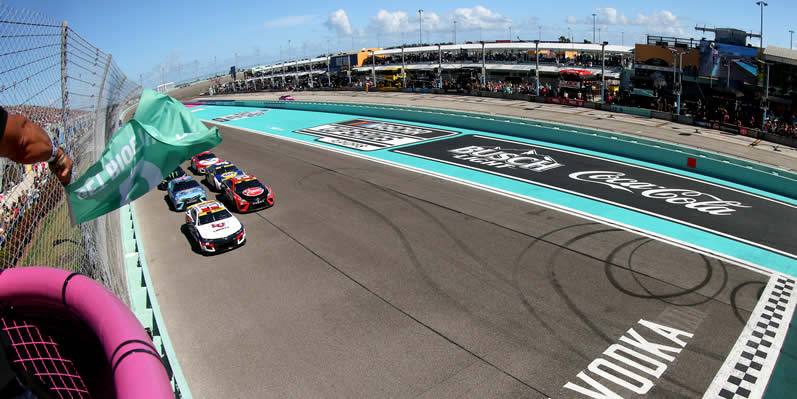 William Byron leads the field to the green flag