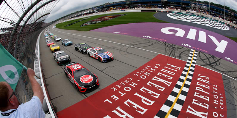 Christopher Bell leads the field to the green flag