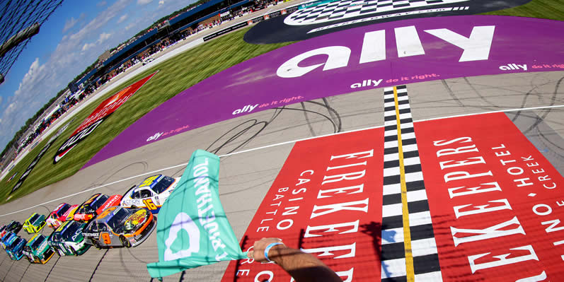 Noah Gragson leads the field to the green flag