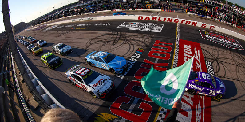 Christopher Bell leads the field to the green flag