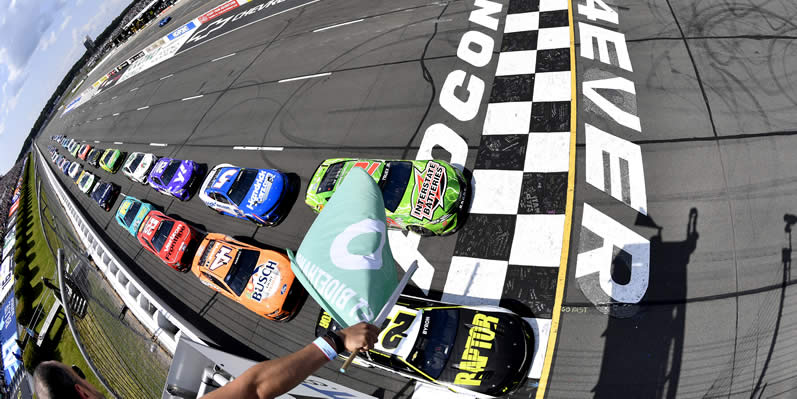 William Byron leads the field to the green flag