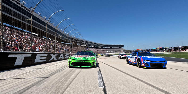 Kyle Larson and Ty Gibbs lead the field on a pace lap