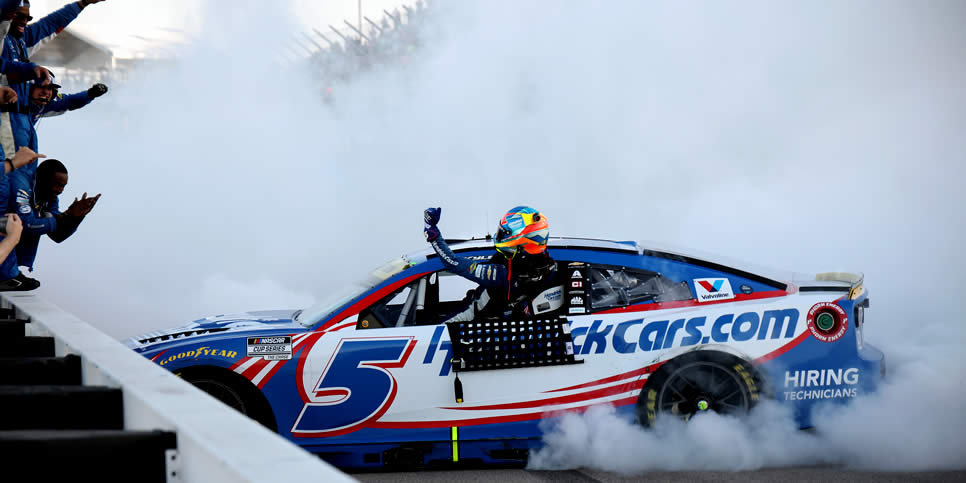 Kyle Larson celebrates with his crew after winning the Enjoy Illinois 300