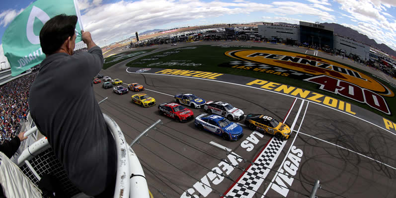 Christopher Bell leads the field to the green flag