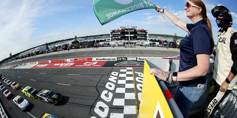 Justin Allgaier leads the field to the green flag